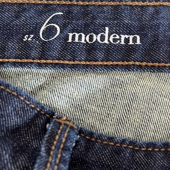 Loft Modern Cuffed Bermuda Denim Shorts in Dark Indigo - Size 6 - Picture 4 of 6